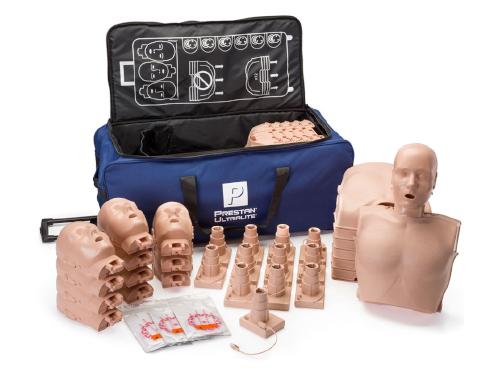 Alla delar till 12 Ultralite HLR-dockor ligger framför en blå transportväska.