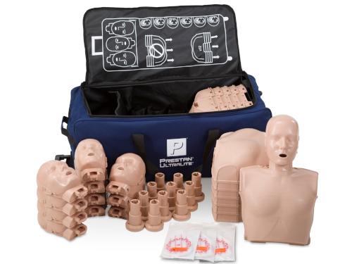 Alla delar till 12 Ultralite HLR-dockor ligger framför en blå transportväska.