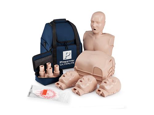 Alla delar till 4 Ultralite HLR-dockor ligger framför en blå transportväska.