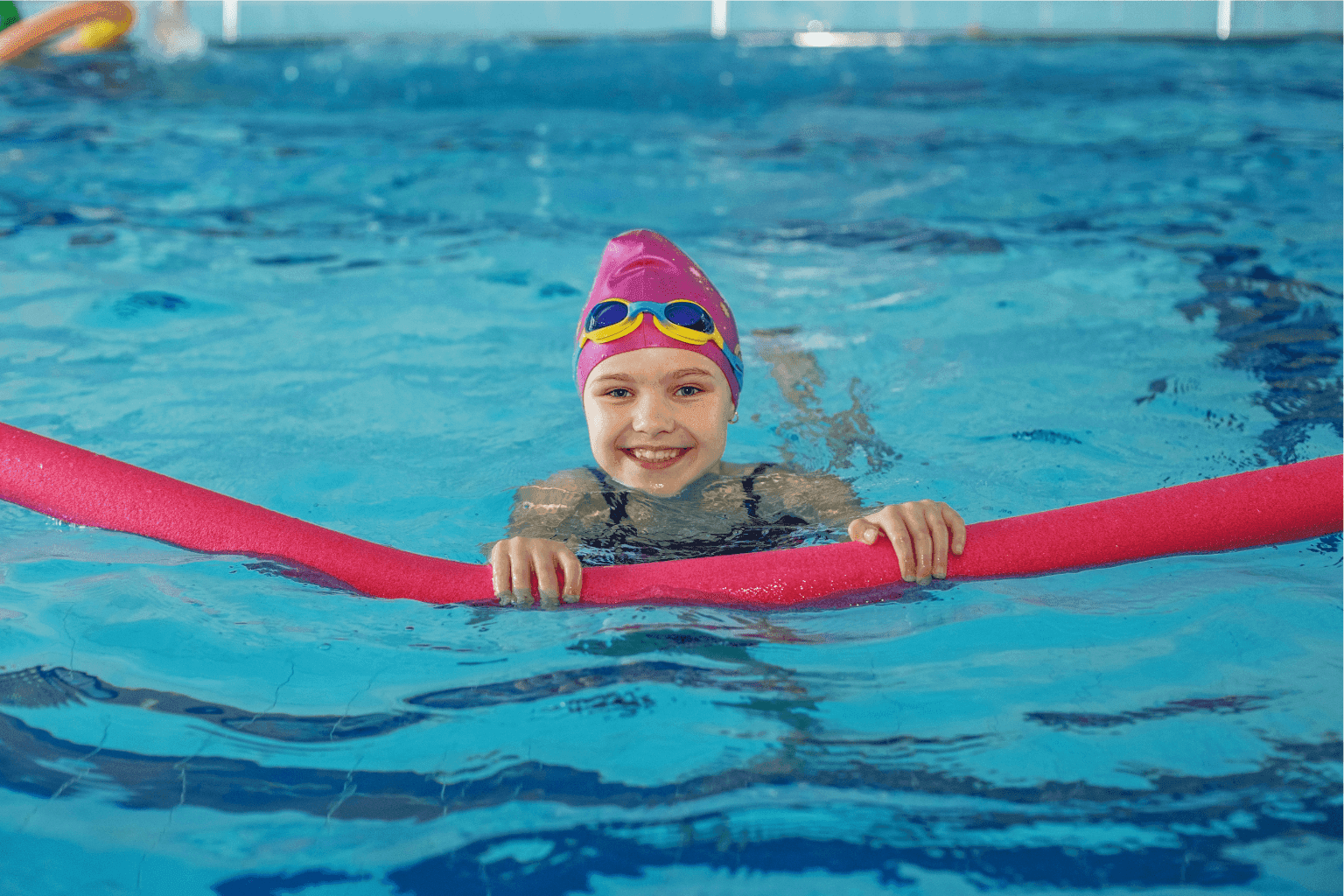 Liten flicka i poolen på badhus