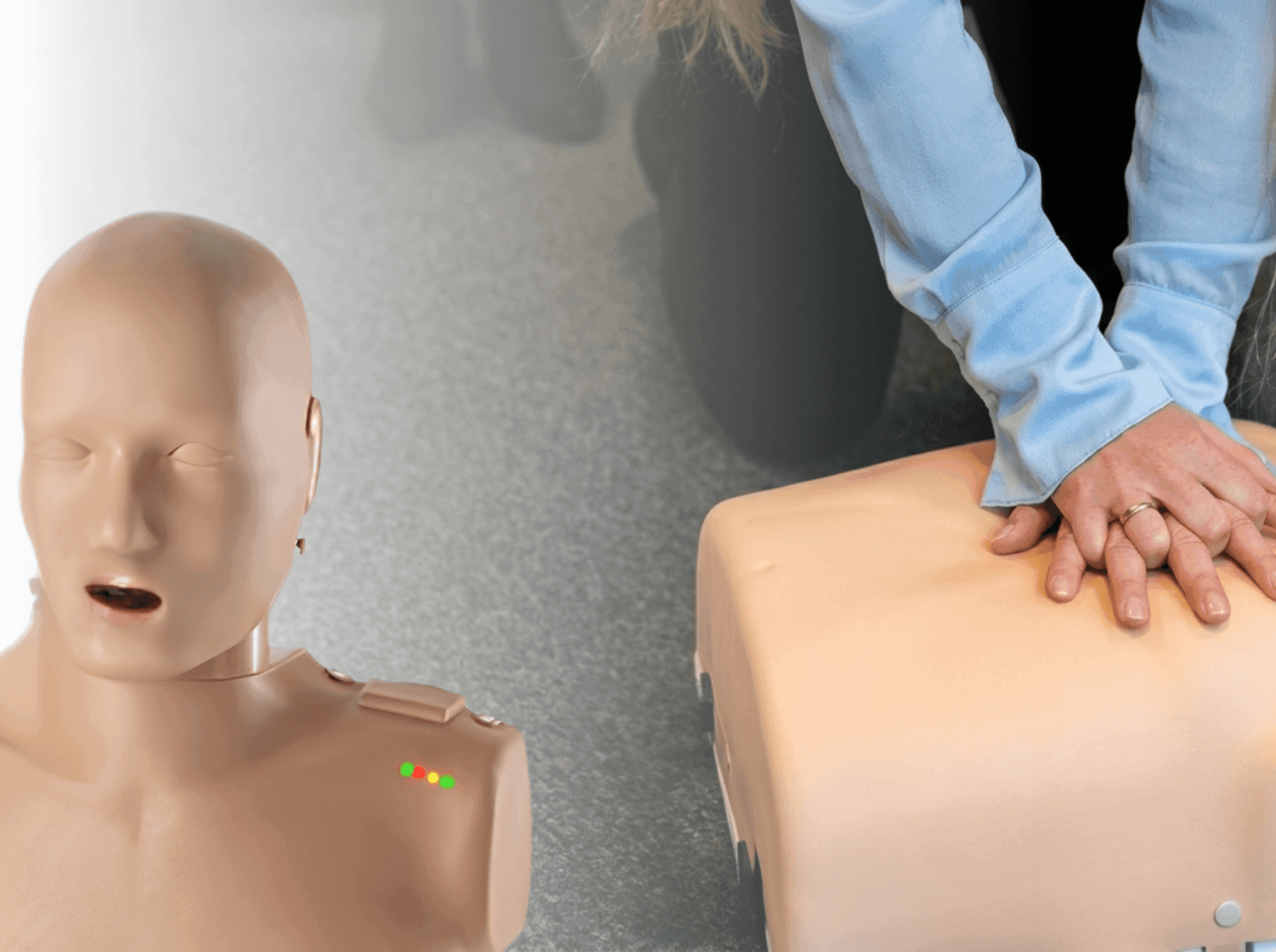 Till höger är närbild på händer som gör HLR på en HLR-docka, till vänster är en inklippt bild på HLR-docka som visar de färgglada LED-indikatorerna