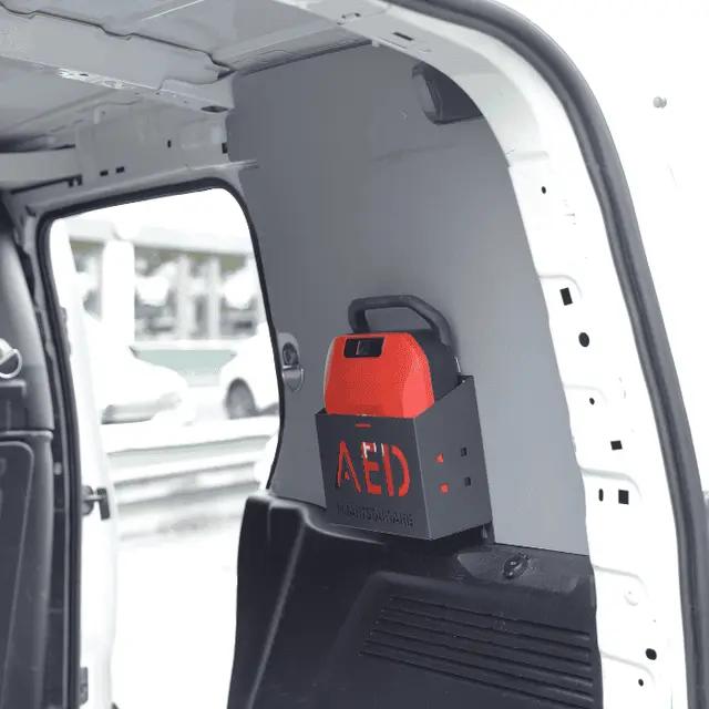 Hjärtstartare med fäste i bil
