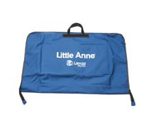 Blå bärväska med handtag. På sidan står det Little Anne.