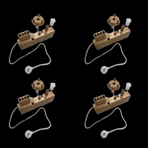 Fyra likadana enheter syns på bild. De är beiga med sladdar och olika delar.