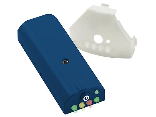 En blå, avlång del med LED-lampor i olika färger samt ett vitt lock som ska sitta framför indikatorn.