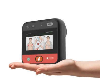 En hand som håller i en heartsave mypad touch hjärtstartare