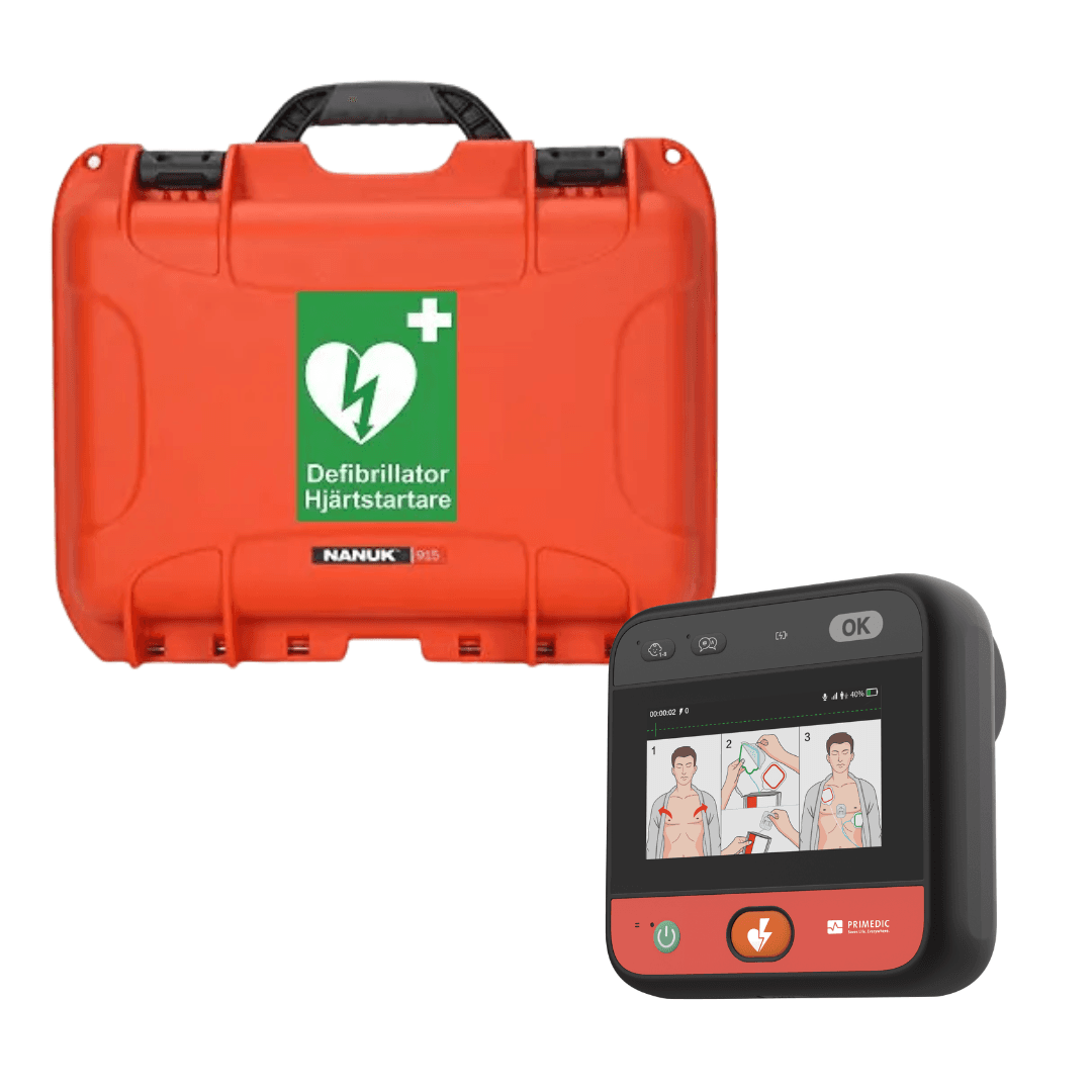 En liten fyrkantig hjärtstartare med skärm syns bredvid en orange väska i hårdplast med en grön hjärtstartarsymbol